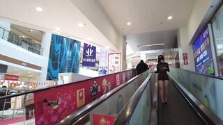 Dâm nữ mặc đồ xuyên thấu show hàng đi dạo trong trung tâm thương mại
