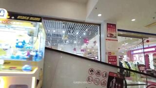 Dâm nữ mặc đồ xuyên thấu show hàng đi dạo trong trung tâm thương mại