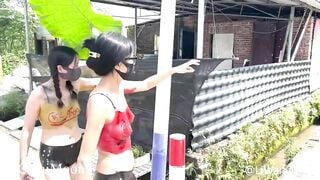 Hai em gái vẽ bikini lên người rồi đi biển