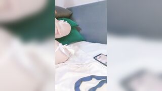 Vú To Bướm Hồng Không Lông Show Hàng Thủ Dâm Rên Rỉ Cùng SexToy