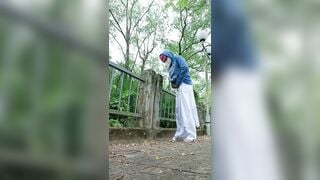 1 em học sinh mắc đái muốn đái bậy ở đường nhưng quần cứng quá đành đái ra quần.
