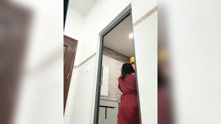 Anh sửa điệnn may mắn và cô chủ nhà thiếu thốn