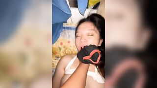 Chịch em họ rên lớn quá phải nhét sịp vào miệng em