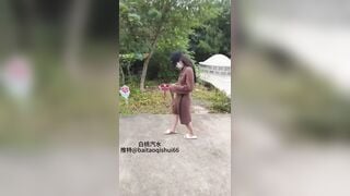 Gái xinh khỏa thân đi dạo trong phố