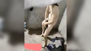 Quay lén Thuy Hoang đi tắm
