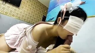 Chồng che mắt vợ còn cho dượng nhấp vào miệng vợ