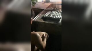 Dượng đưa con lên bàn công làm gì vậy