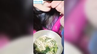 độc lạ em ăn mì còn lấy chuối anh chấm vào nước để mút