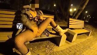 Cô gái ở chuồng khoe lồn nơi công cộng