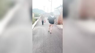 Cô gái không mặc quần lót khoe lồn cho người ta xem