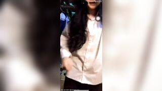 Em học sinh vú to khoe hàng