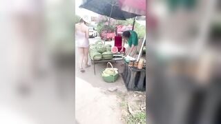 Cô gái mặc quần áo xuyên thấu mua dua hấu