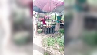 Cô gái mặc quần áo xuyên thấu mua dua hấu
