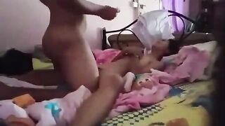Em gái 2k9 còn đang mê man say ngủ anh họ thấy ngủ ko mặc đề liền leo lên đụ.