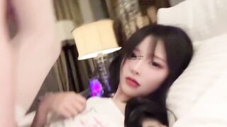 E loli xinh dâm bím múp có hình xăm dâm dục ở bụng vừa quay clip vừa cho a họ bú lồn