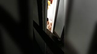 Quay lén nhỏ em họ đi tắm 2