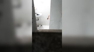 Quay lén nhỏ em họ đi tắm 8