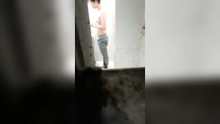 Quay lén nhỏ em họ đi tắm 9