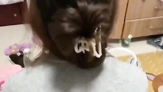 Doggy em ghệ kính cận trước gương