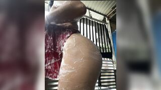 Gái xinh vú to lồn múp tắm ngay trước của nhà dâm đãng