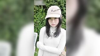 Cô gái ra đường cho trai lạ đụ