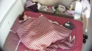 Ở chung cùng bạn nó con dẫn cả trai về phòng địt thỉnh thoảng còn lén móc lồn mình