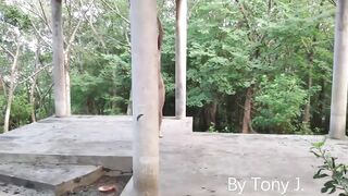 Khoả thân đi dạo trong công viên