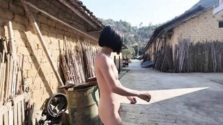Về quê khoả thân đi dạo ngoài đường