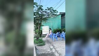 Đến quán xem cách sinh hoạt của chủ quán xinh đẹp rồi quay lén chủ quán đi tắm.
