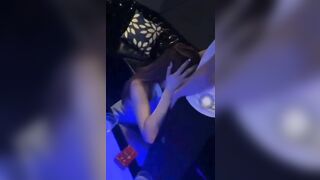 Bắt em nhân viên bú cu tại trong quán karaoke