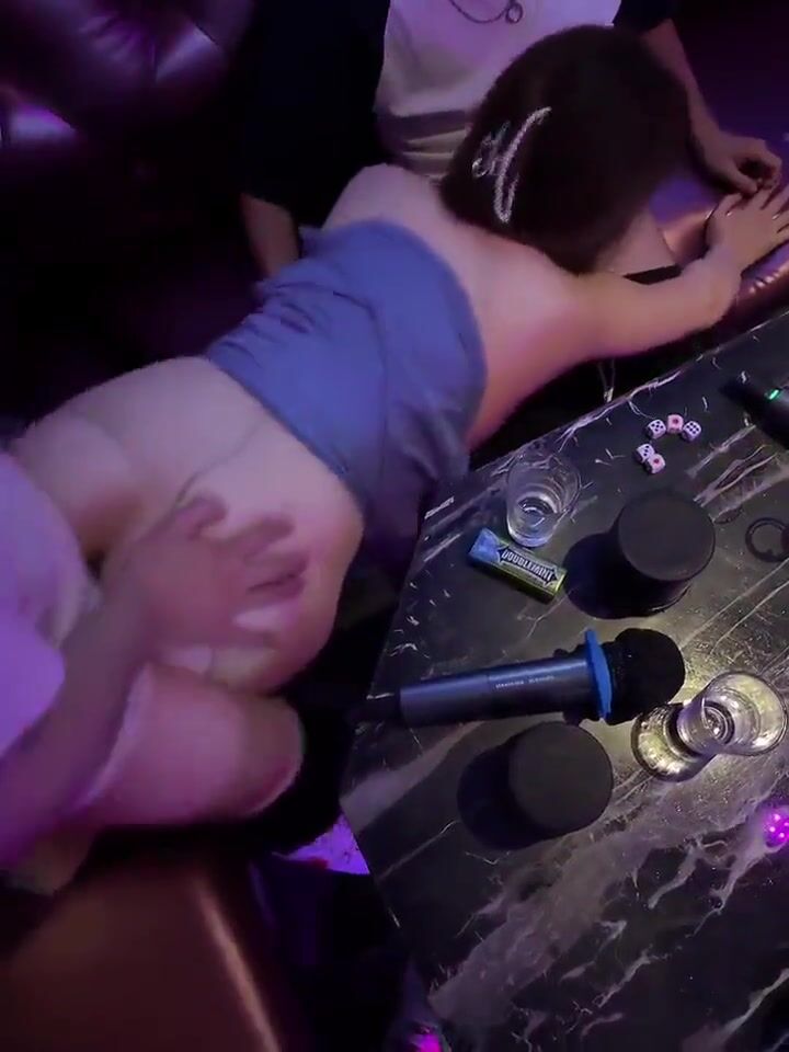 Trốn vợ đi karaoke với bạn học cũ