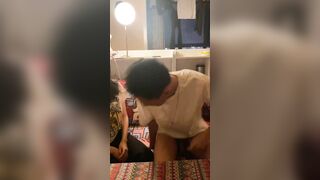 Hiếp dâm vợ từ phòng khách tới hành lang