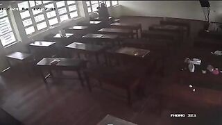 Hack camera thấy học sinh lớp 12 chịch nhau tại lớp P1