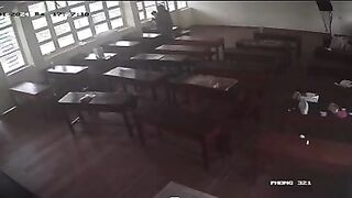 Hack camera thấy học sinh lớp 12 chịch nhau tại lớp P1