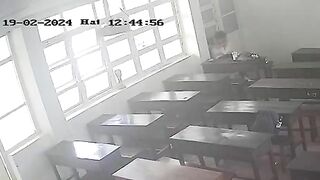 Hack camera thấy học sinh lớp 12 chịch nhau tại lớp P4