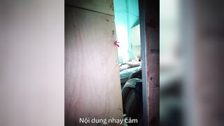 Đi ngang phòng dì út thấy dì vừa xem sex vừa thủ dâm thằng cháu họ liền vào giúp dì.