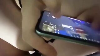 Con đang chơi game mà dượng làm gì vậy