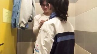 2 đứa bạn tập địt nhau trong WC trường học