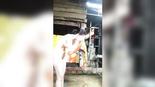 Em gái đăk Lắk tắm rửa ngồi nhà lộ thiên như trốn không người.
