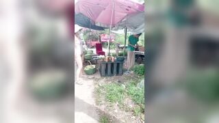 Dâm nữ khỏa thân public mặc đồ nhìn xuyên thấu đi treo a bán hoa quả may mắn