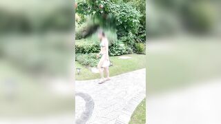 Vợ dâm mông to có sở thích public mặc mỗi đồ lót lộ hàng đi long nhong