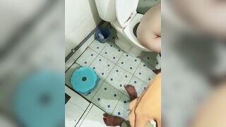 Thấy dì út đi đái lúc sáng thằng cháu họ cũng giả vờ đi đái để quay lén lồn lúc đái.