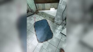Sáng sớm dì út đi vệ sinh cá nhân thằng cháu họ tranh thủ quay lén dì rửa lồn.
