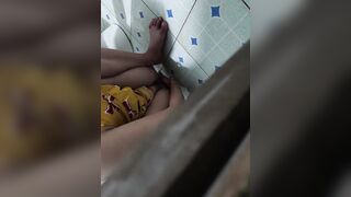 Sáng sớm dì út đi vệ sinh cá nhân thằng cháu họ tranh thủ quay lén dì rửa lồn.