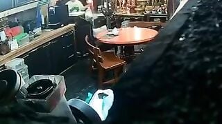 Diễn biến của sư thầy dắt phật tử có chồng về chùa đụ, có những góc quay khác nhau.