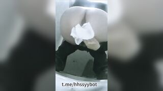 Vào toilet mà lồn cô gái nứng chảy ra sợi dài luôn