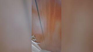 Người yêu thằng bạn đang tắm thì mình vào gạ địt luôn vú to lồn múp