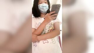 Vừa ngủ dậy em gái dâm đã live móc lồn