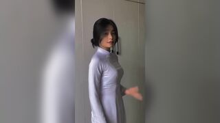Loạn luân địt con em họ mới lớn đi học về chưa kịp thay đồ sướng vl ra