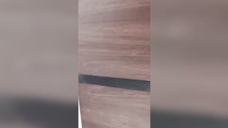 Quay lén WC, Phát Hiện gái xinh Móc Lồn rậm bắn nước đái